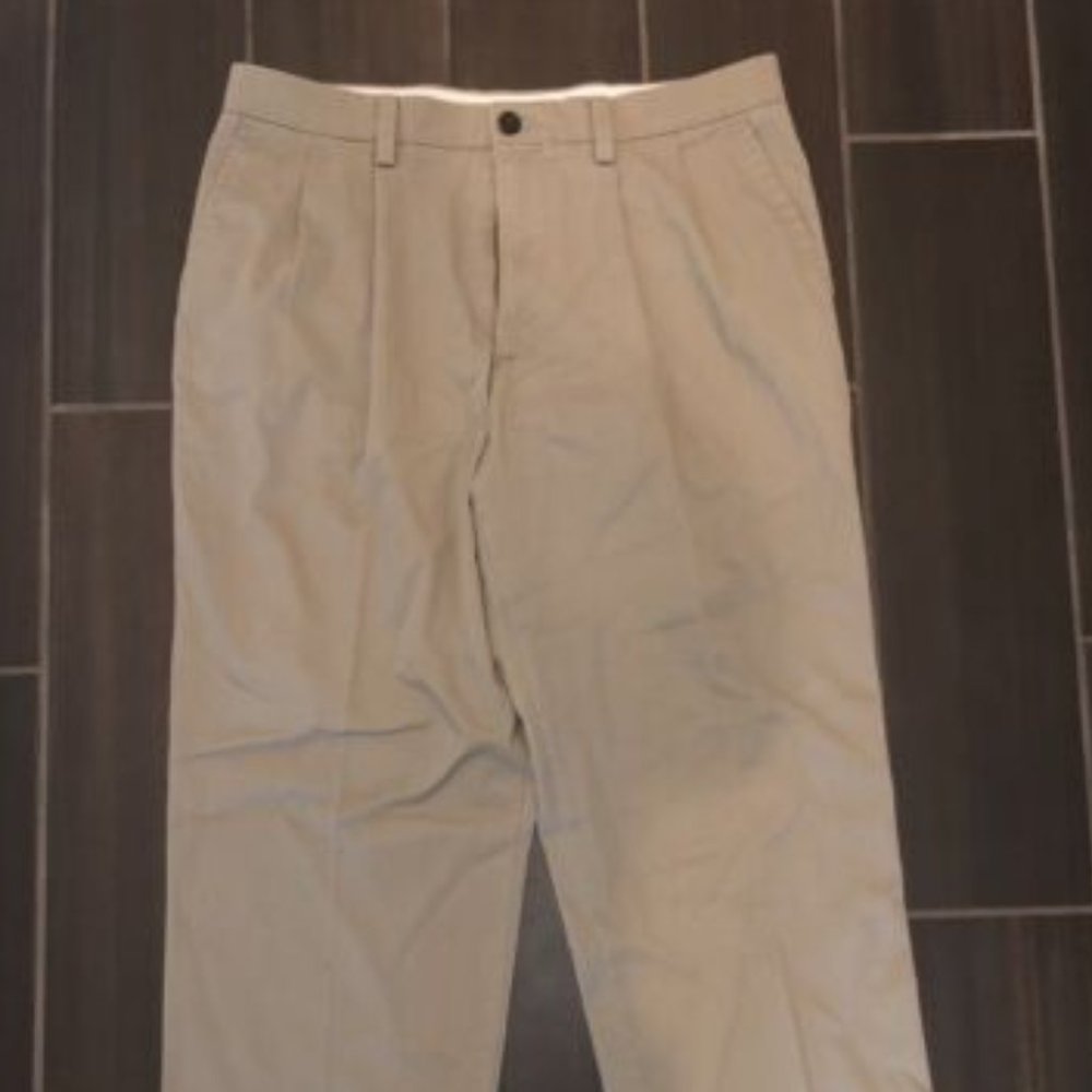 Men's Dockers Classic Fit Khaki Pants NWOT